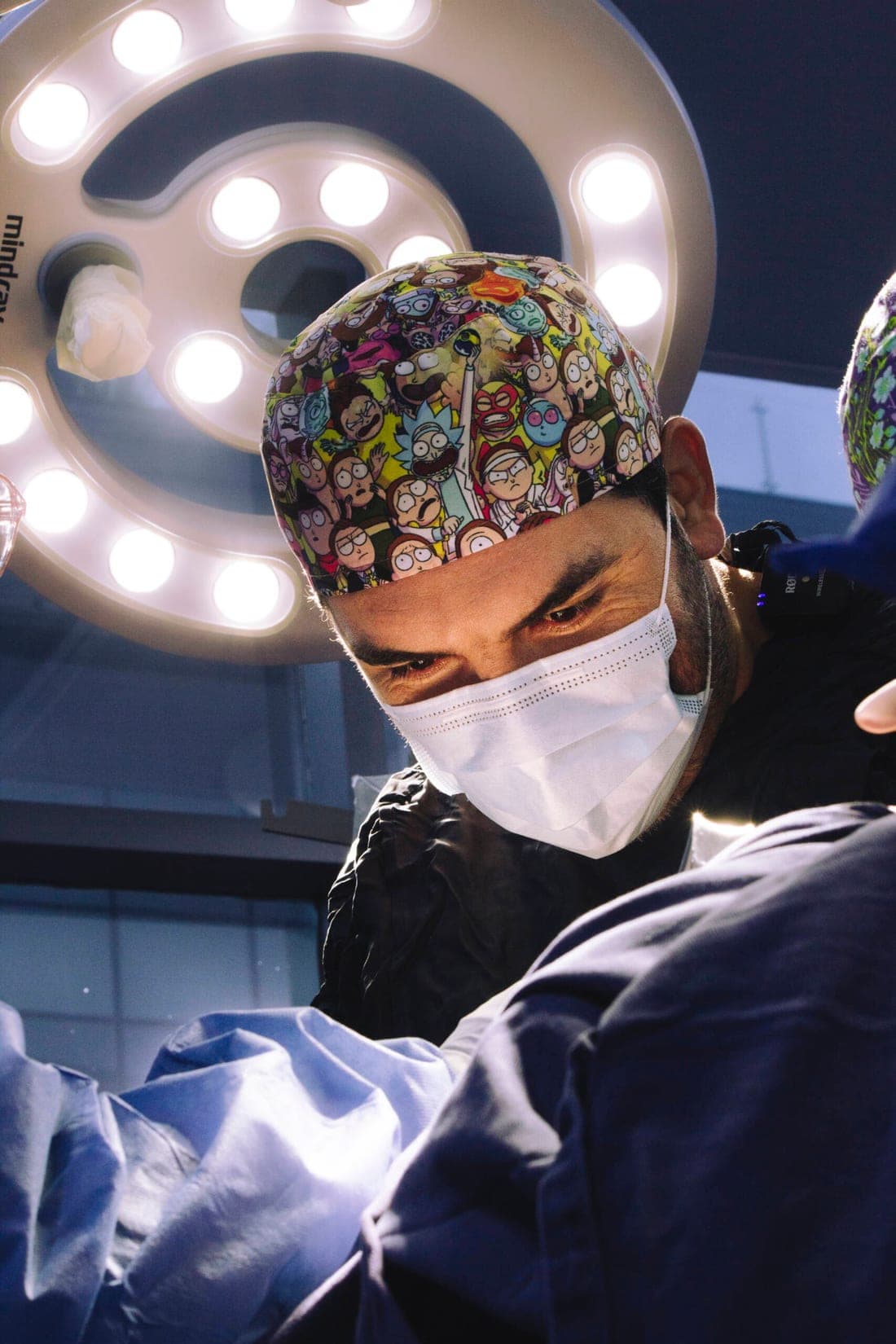 Dr. Luis Fernando Reyes operating under theatre lights